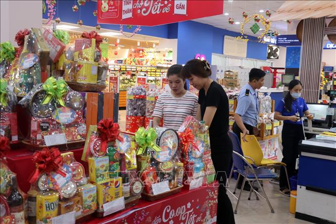 Người dân mua hàng hóa tại Co.opmart Rạch Giá (Kiên Giang). Ảnh: Lê Huy Hải - TTXVN