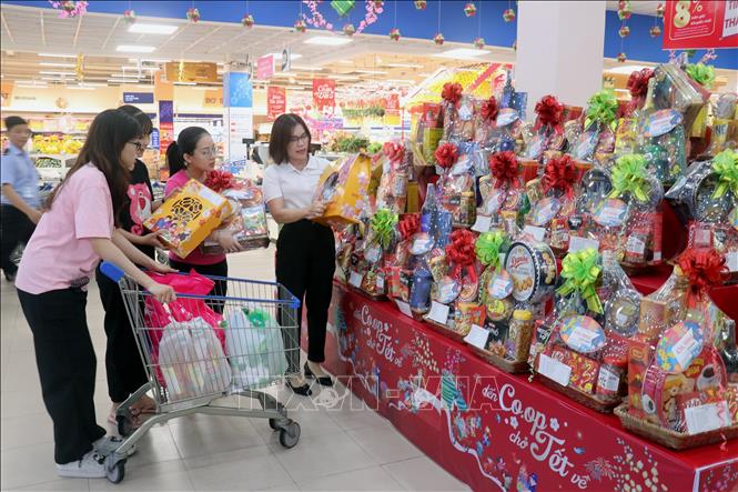 Co.opmart Rạch Giá (Kiên Giang) chuẩn bị nhiều giỏ quà tết phục vụ nhu cầu của người dân. Ảnh: Lê Huy Hải - TTXVN