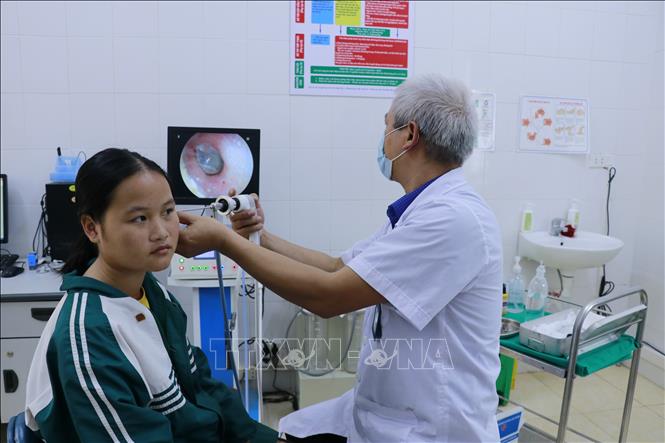 People have health checks-up at the Medical Centre of Van Chan district, northern Yen Bai province. VNA Photo: Việt Dũng