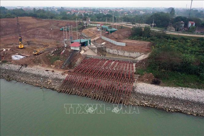 Trạm bơm dã chiến Phù Sa được lắp đặt cách trạm cũ 200m về phía thượng lưu, thuộc phường Viên Sơn, thị xã Sơn Tây, có 32 tổ máy, tổng công suất 1.100m3/h đã hoàn thành, sẵn sàng lấy nước phục vụ gieo cấy vụ Đông Xuân 2023-2024 trong đợi 1. Ảnh: Vũ Sinh – TTXVN