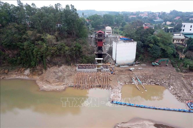 Trạm bơm dã chiến Trung Hà được lắp đặt tại vị trí trạm bơm Trung Hà cũ (xã Thái Hoà, huyện Ba Vì), có 15 tổ máy, tổng công suất 1.100m3/h đã hoàn thành, sẵn sàng lấy nước phục vụ gieo cấy vụ Đông Xuân 2023-2024 trong đợi 1. Ảnh: Vũ Sinh – TTXVN