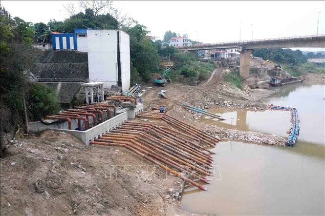 Trạm bơm dã chiến Trung Hà được lắp đặt tại vị trí trạm bơm Trung Hà cũ (xã Thái Hoà, huyện Ba Vì), có 15 tổ máy, tổng công suất 1.100m3/h đã hoàn thành, sẵn sàng lấy nước phục vụ gieo cấy vụ Đông Xuân 2023-2024 trong đợi 1. Ảnh: Vũ Sinh – TTXVN