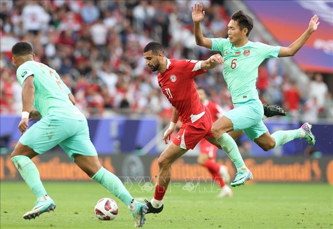 Tiền đạo Omar Chaaban (11) của Lebanon không thể bứt phá thành công khi bị 2 cầu thủ Trung Quốc theo sát. Ảnh: Hoàng Linh - PV TTXVN từ Qatar