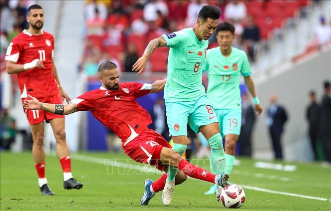 Tiền vệ Xu Xin (8) của đội tuyển Trung Quốc vấp phải sự truy cản quyết liệt của cầu thủ Lebanon ở biên dọc. Ảnh: Hoàng Linh - PV TTXVN từ Qatar