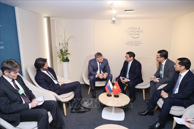 Thủ tướng Phạm Minh Chính gặp Thủ tướng Slovakia Robert Fico. Ảnh: Dương Giang-TTXVN