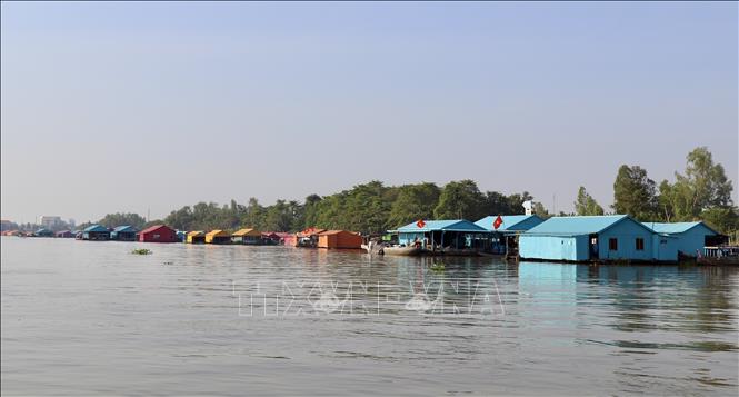 “Làng bè sắc màu ngã ba sông Châu Đốc”. Ảnh: Thanh Sang - TTXVN.
