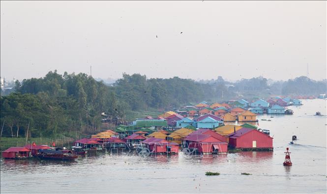 Làng bè sắc màu trên sông Châu Đốc. Ảnh: Thanh Sang - TTXVN.