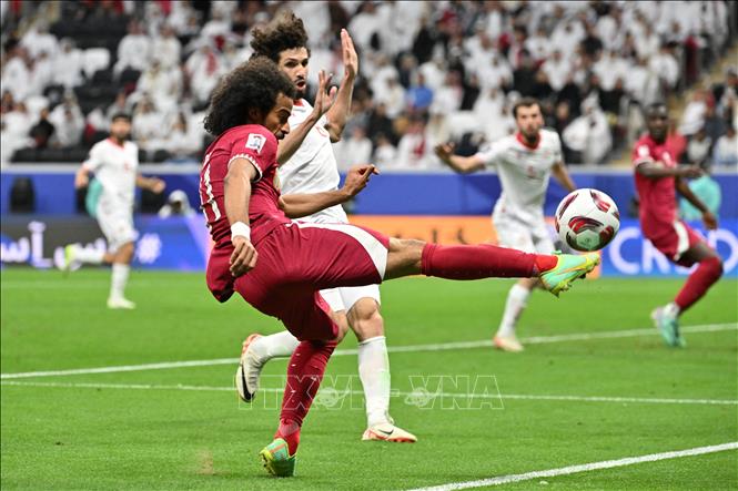 Tiền đạo Qatar Akram Afif (phía trước) nỗ lực sút bóng trong trận đấu. Ảnh: AFP/TTXVN