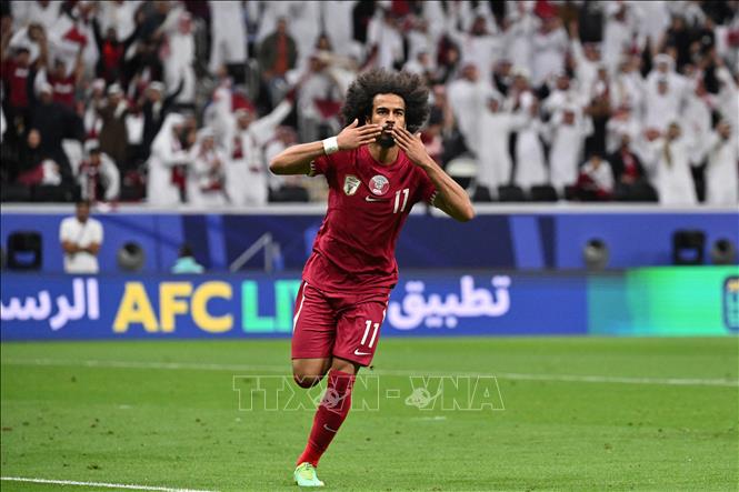 Tiền đạo Qatar Akram Afif ghi bàn thắng duy nhất trong trận đội nhà gặp Tajikistan, ngày 17/1/2024. Ảnh: AFP/TTXVN
