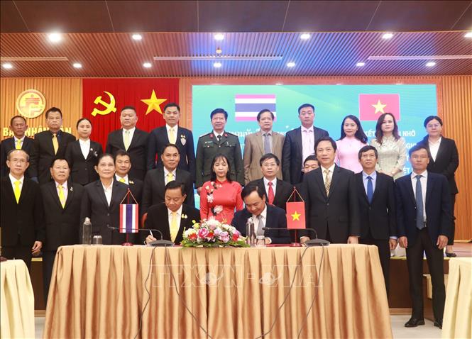 Lãnh đạo 2 tỉnh Quảng Trị và Ubon Ratchathani  ký kết Bản ghi nhớ thiết lập quan hệ hữu nghị. Ảnh: Nguyên Lý-TTXVN