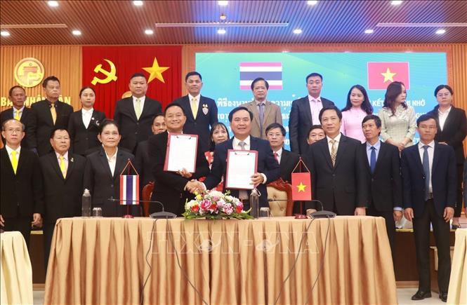 Lãnh đạo 2 tỉnh Quảng Trị và Ubon Ratchathani ký kết Bản ghi nhớ thiết lập quan hệ hữu nghị. Ảnh: Nguyên Lý-TTXVN