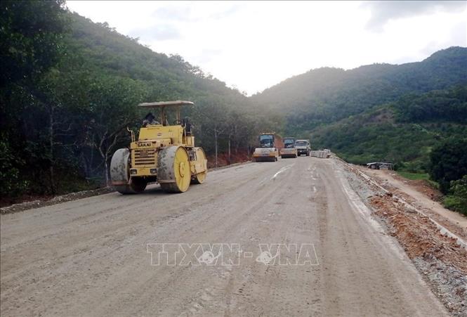 Thi công mặt đường từ xã Ma Nới, huyện Ninh Sơn đến ngã tư Tà Năng, huyện Đức Trọng, tỉnh Lâm Đồng. Ảnh: Công Thử - TTXVN