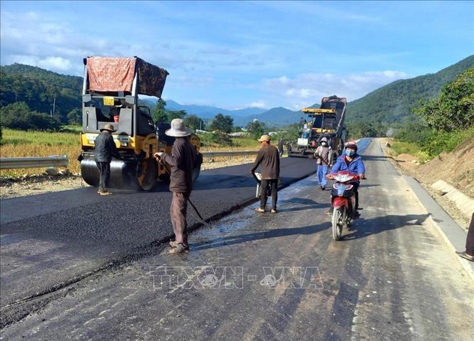 Thi công mặt đường từ xã Ma Nới, huyện Ninh Sơn đến ngã tư Tà Năng, huyện Đức Trọng, tỉnh Lâm Đồng. Ảnh: Công Thử - TTXVN
