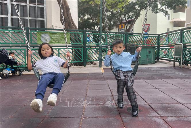 Trẻ em Hong Kong (Trung Quốc) vui chơi ở công viên. Ảnh: TTXVN phát