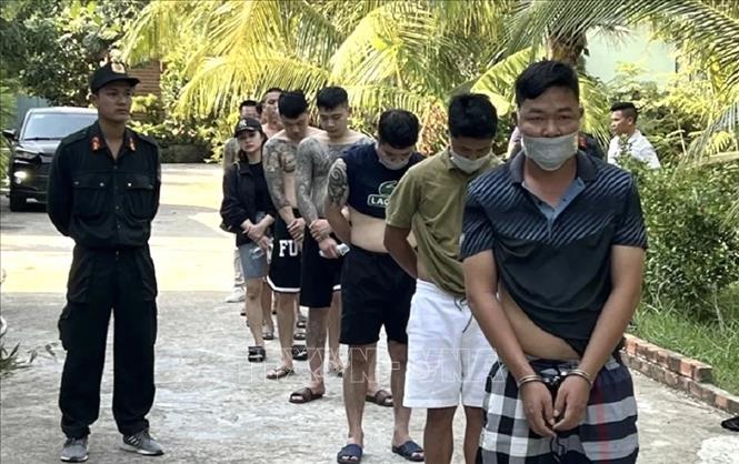 Các đối tượng bị bắt tại 1 khu resort thuộc ấp Rạch Hàm, xã Hàm Ninh, thành phố Phú Quốc, tỉnh Kiên Giang. Ảnh: TTXVN phát