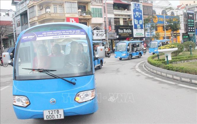 Xe điện vận chuyển khách du lịch trên địa bàn TP Lạng Sơn của Công ty TNHH MTV Xe điện DK Việt Nhật ngày đầu chạy thử nghiệm. Ảnh: Anh Tuấn – TTXVN