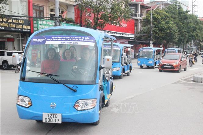Xe điện vận chuyển khách du lịch trên địa bàn TP Lạng Sơn của Công ty TNHH MTV Xe điện DK Việt Nhật ngày đầu chạy thử nghiệm. Ảnh: Anh Tuấn – TTXVN