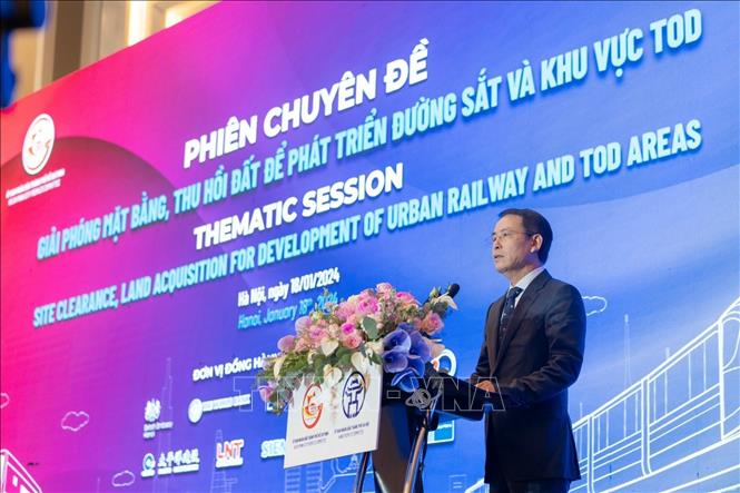 Phó Chủ tịch UBND thành phố Hà Nội Nguyễn Trọng Đông đánh giá việc giải phóng mặt bằng, thu hồi đất kịp thời là khâu then chốt để hoàn thành dự án đúng tiến độ, tăng hiệu quả dự án đầu tư. Ảnh: TTXVN phát