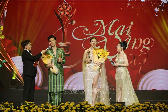 Nhan Phúc Vinh và Diệp Bảo Ngọc đoạt giải diễn viên điện ảnh được yêu thích nhất. Ảnh: Thu Hương - TTXVN