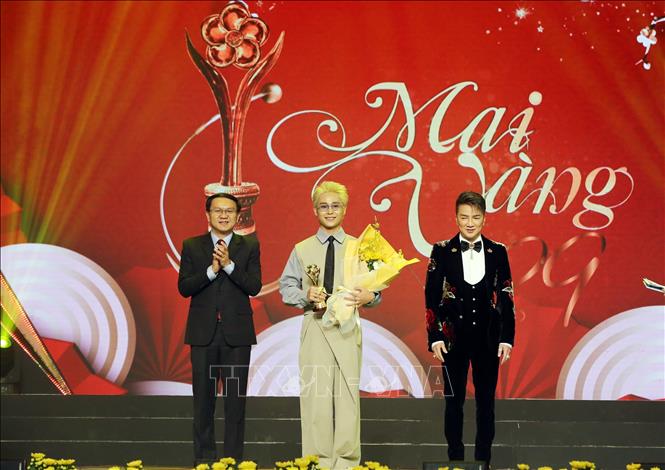 Tăng Duy Tân nhận giải thưởng 