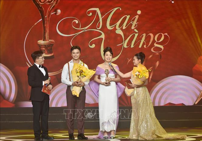 Võ Minh Lâm và Lê Khánh đoạt giải diễn viên sân khấu được yêu thích nhất. Ảnh: Thu Hương - TTXVN