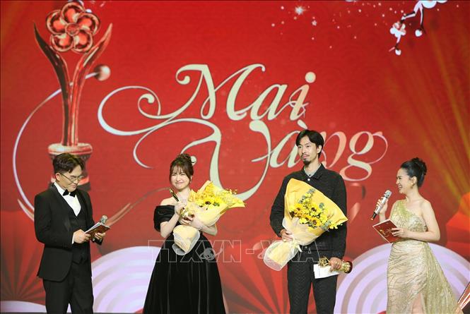 Đen Vâu và Hoà Minzy nhận giải thưởng ca sỹ được yêu thích nhất ở lĩnh vực âm nhạc. Ảnh: Thu Hương - TTXVN