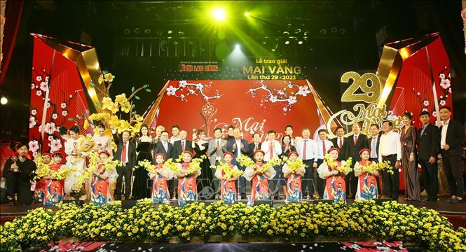 Các đại biểu cùng các nghệ sỹ có mặt tại Lễ trao giải Mai Vàng lần thứ 29 - năm 2023. Ảnh: Thu Hương - TTXVN