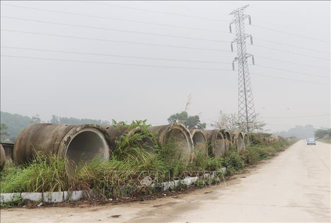 Một đoạn đường Bắc Sơn kéo dài mới chỉ hoàn thiện phần nền đường. Ảnh: Hoàng Nguyên - TTXVN
