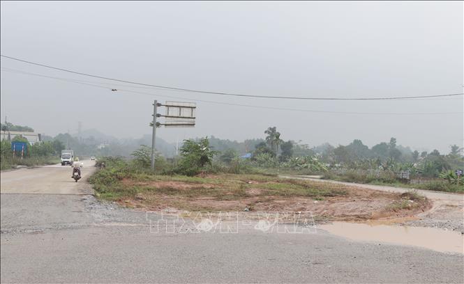 Điểm đầu đường Bắc Sơn kéo dài thuộc xã Phúc Xuân thi công dở dang từ nhiều năm nay. Ảnh: Hoàng Nguyên - TTXVN
