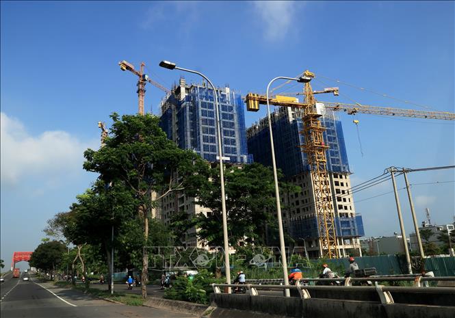 An apartment building is under construction on Nguyen Van Linh Street, Ho Chi Minh City. VNA Photo