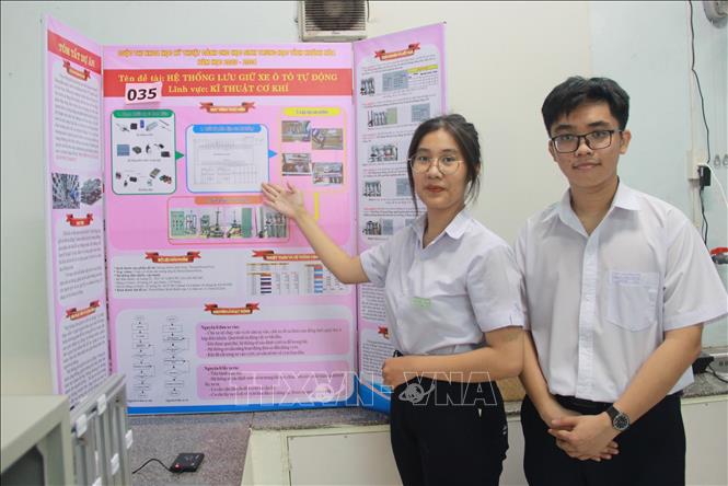Em Nguyễn Ngọc Quỳnh Trâm (lớp 11) và Vân Duy Kỳ (lớp 10) Trường THPT Nguyễn Thiện Thuật thuyết trình Dự án “Hệ thống lưu giữ xe ô tô tự động” . Ảnh: Phan Sáu - TTXVN
