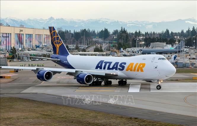 (Tư liệu) Máy bay chở hàng 747-8 của Hãng hàng không Atlas Air chuẩn bị cất cánh từ Everett, Washington, Mỹ. Ảnh: AFP/TTXVN