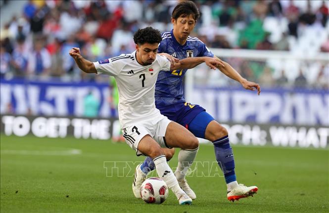 Tiền vệ Youssef Amyn của Iraq (7) tranh bóng với hậu vệ Hiroki Ito (21) của Nhật Bản. Ảnh: Hoàng Linh - PV TTXVN từ Qatar