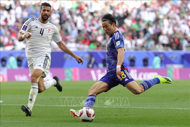 Pha sút bóng của tiền đạo Nhật Bản Takuma Asano (phải). Ảnh: AFP/TTXVN