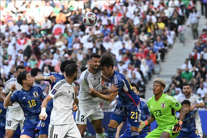Pha tranh bóng bổng của các cầu thủ hai đội. Ảnh: AFP/TTXVN