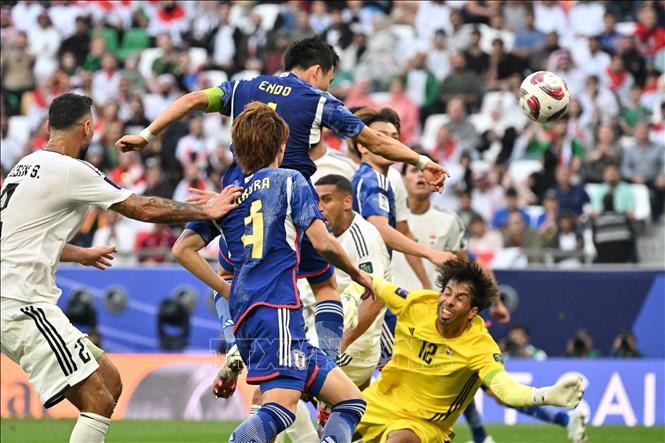 Pha bật cao đánh đầu thành bàn của tiền vệ Nhật Bản Wataru Endo ở phút 90+3. Ảnh: AFP/TTXVN