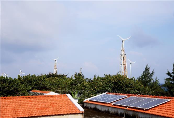 Hệ thống năng lượng sạch là điện gió và điện năng lượng mặt trời phục vụ quân và dân ở quần đảo Trường Sa. Ảnh: Hồng Đạt - TTXVN
