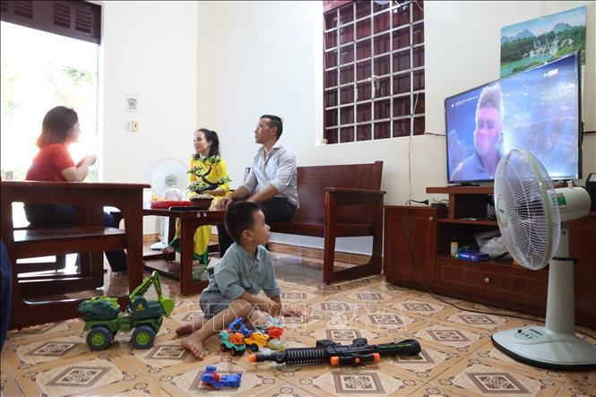 Tivi, quạt điện sử dụng từ nguồn năng lượng sạch cho người dân sống trên đảo Trường Sa. Ảnh: Hồng Đạt - TTXVN
