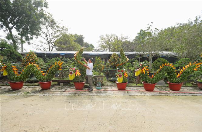 Bằng bàn tay khéo léo, nghệ nhân Trương Ngọc Xuân đã tạo tác cặp cây 