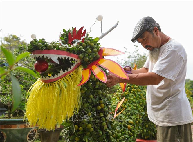 Nghệ nhân Trương Ngọc Xuân tỉa, chỉnh để ra sản phẩm 