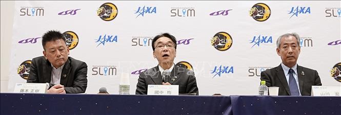 Chủ tịch Cơ quan thám hiểm hàng không vũ trụ Nhật Bản Hiroshi Yamakawa (phải) và các quan chức trong cuộc họp báo tại Sagamihara, tỉnh Kanagawa, thông báo sự kiện tàu đổ bộ SLIM đáp xuống bề mặt Mặt Trăng, ngày 20/1/2024. Ảnh: Kyodo/TTXVN