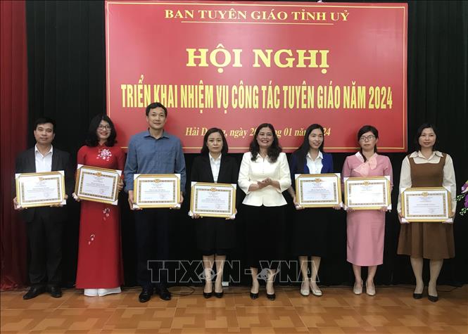 Ban Tuyên giáo Tỉnh ủy trao giấy khen của cho tập thể, cá nhân xuất sắc. Ảnh: Tiến Vĩnh – TTXVN