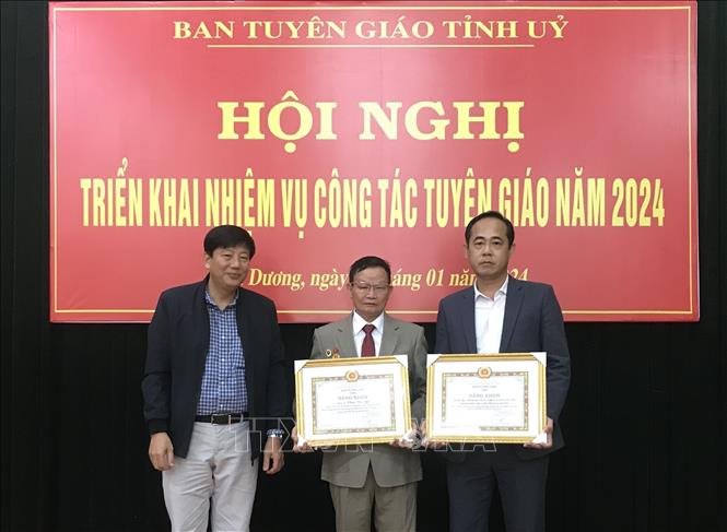 Trưởng Ban Tuyên giáo Tỉnh ủy Hải Dương Nguyễn Quang Phúc trao Bằng khen của Ban Tuyên giáo Trung ương cho tập thể, cá nhân xuất sắc. Ảnh: Tiến Vĩnh - TTXVN