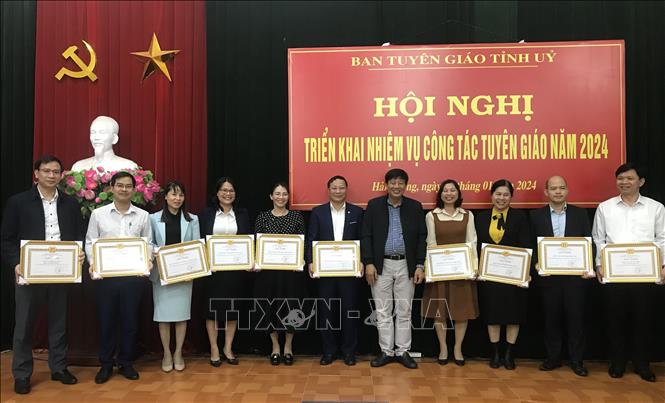 Trưởng Ban Tuyên giáo Tỉnh ủy Hải Dương Nguyễn Quang Phúc trao giấy khen của Ban Tuyên giáo Tỉnh ủy cho tập thể, cá nhân xuất sắc. Ảnh: Tiến Vĩnh – TTXVN