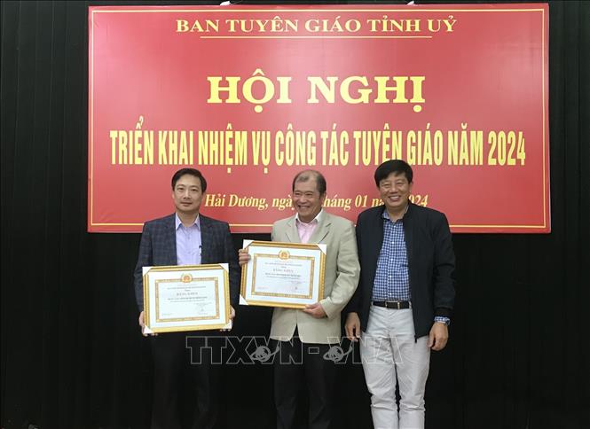 Trưởng Ban Tuyên giáo Tỉnh ủy Hải Dương Nguyễn Quang Phúc trao bằng khen của Tỉnh ủy Hải Dương cho tập thể, cá nhân xuất sắc. Ảnh: Tiến Vĩnh – TTXVN