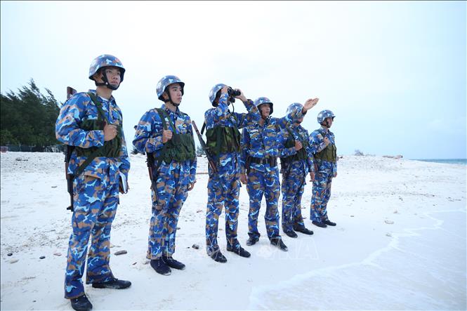 Cán bộ, chiến sĩ tuần tra luôn thể hiện tinh thần, trách nhiệm cao, theo dõi sát sao các mục tiêu để báo cáo kịp thời lên cấp trên xử lý. Ảnh: Hồng Đạt - TTXVN

