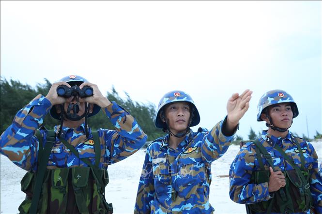 Công tác tuần tra ngoài việc phát hiện, xua đuổi tàu thuyền nước ngoài xâm phạm chủ quyền vùng biển của Việt Nam thì cán bộ, chiến sĩ còn tổ chức cứu hộ, cứu nạn, giúp đỡ ngư dân Việt Nam khi họ gặp nạn trên biển. Ảnh: Hồng Đạt - TTXVN
