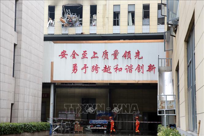 Lực lượng cứu hộ làm nhiệm vụ tại hiện trường vụ nổ bụi xưởng sản xuất của Công ty TNHH khoa học công nghệ kim loại Thường Châu Shenrong ở thành phố Thường Châu, tỉnh Giang Tô, miền Đông Trung Quốc, ngày 20/1/2024. Ảnh: THX/TTXVN