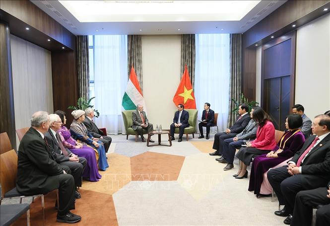 Prime Minister Pham Minh Chinh receives President of the Hungary-Vietnam Friendship Association Botz László. VNA Photo: Dương Giang
