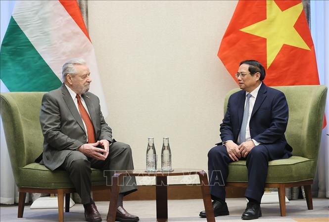 Prime Minister Pham Minh Chinh receives President of the Hungary-Vietnam Friendship Association Botz László. VNA Photo: Dương Giang